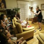 La compañía Valquiria escenifica «Blanco» en el salón de una vivienda