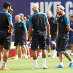 Luis Suárez, Neymar y Messi conversan antes del entrenamiento de ayerdel Barcelona
