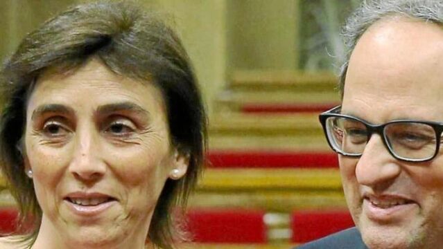 Carola Miró i Bedós, junto a su marido Quim Torra durante la sesión del parlament en la que se eligió a Puigdemont