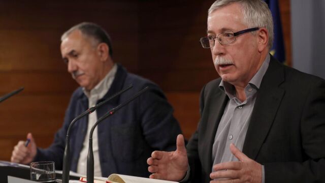 Los secretarios generales de UGT, Pepe Álvarez, iz., y de CC.OO., Ignacio Fernández Toxo