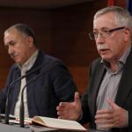 Los secretarios generales de UGT, Pepe Álvarez, iz., y de CC.OO., Ignacio Fernández Toxo