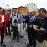La alcaldesa de Ponferrada, Gloria Fernández Merayo, junto a los representantes de la Asociación del Camino de Invierno a Santiago y del Consulado Honorario de España en Takamatsu y en Fukuoka, durante la plantación de cerezos con motivo del 150 aniversario de las relaciones diplomáticas entre España y Japón y el inicio de su peregrinación por el Camino de Invierno
