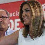 Susana Díaz, junto al secretario de organización, Juan Cornejo (i), esta tarde en la reunión del comité director de su partido en Sevilla.