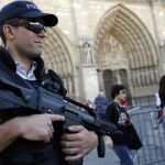 Policías cerca de la catedral de Notre Dame