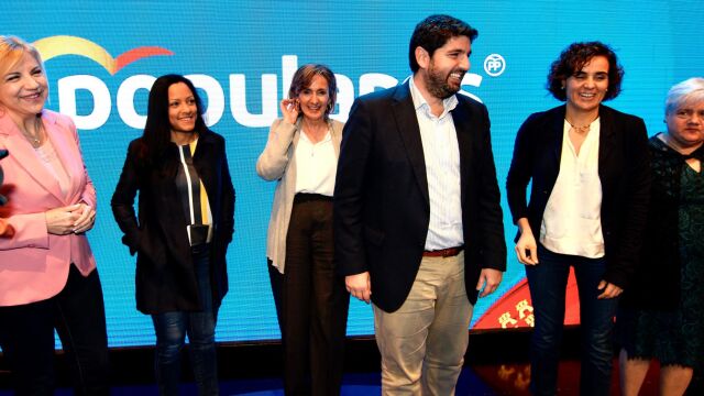 El presidente regional del PP, Fernando López Miras, junto a la portavoz del Grupo Parlamentario Popular en el Congreso, Dolors Montserrat, durante la clausura en Alcantarilla de la Convención popular. LA RAZÓN