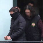 Agentes de la UCO, de la Guardia Civil, en el cuartel de Padrón, trasladan detenida a la mujer de «El Chicle»