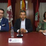 Los consejeros de Fomento y Medio Ambiente y Cultura y Turismo, Juan Carlos Suárez-Quiñones y María Josefa García Cirac, presentan la II Riaño Trail Run y el concierto Música en la Montaña 2018. Junto a ellos, el alcalde del municipio, Fernando Moreno / Carlos S. Campillo/Ical