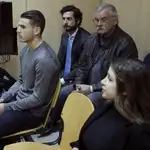 Lucas Hernández y su novia, durante la sesión del juicio