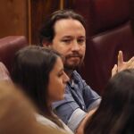 El líder de Podemos, Pablo Iglesias, y la portavoz, Irene Montero, durante la sesión de control al Ejecutivo. Efe