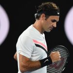 El tenista suizo Roger Federer durante la semifinal del Abierto de Australia que le enfrentó al surcoreano Hyeon Chung, en Melbourne, Australia, hoy