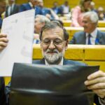 Rajoy, ayer, en el Senado, durante la sesión de control al Gobierno. Defendió la gestión del Ejecutivo de Cifuentes