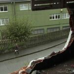 Atraviesa la pared de un edificio con su coche mientras aparcaba
