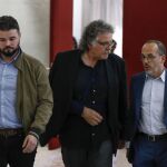 Los portavoces de ERC, Gabriel Rufián (i), y Joan Tardà (c), y el portavoz del PDeCAT, Carles Campuzano