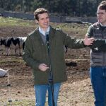 El presidente del PP, Pablo Casado, visita una explotación ganadera en Las Navas del Marqués (Ávila), junto al presidente del PP de Castilla y León, Alfonso Fernández Mañueco