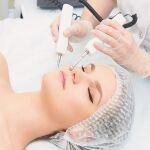 Mujer sometiéndose a un tratamiento estético | Dreamstime