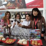 La teniente de alcalde de Valladolid, Ana Redondo, en el stand de la ciudad, junto a la empresaria María José Hernández