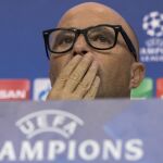 El entrenador del Sevilla, Jorge Sampaoli, durante la rueda de prensa hoy en el estadio Ramón sánchez Pizjuán, donde mañana se enfrentan al Dínamo de Zagreb