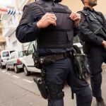 Miembros de la Policía Nacional a las puertas del edificio donde se ha detenido a tres marroquíes por financiaciación y encubrimiento de terrorismo/Foto: Efe
