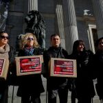 Familiares de Maribel Tellaetxe y de Luis de Marcos Vera el día que entregaron las firmas en el Congreso