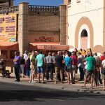 Imagen de las colas de aficionados que se han organizado alrededor de la plaza de toros de Cuenca