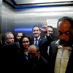 El presidente interino de Venezuela, Juan Guaidó, ayer, en un ascensor de la Asamblea Nacional tras una reunión