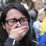 Partidarios del acuerdo de paz lloran tras conocerse los resultados del plebiscito.