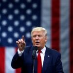 Trump durante un discurso en su visista a Europa