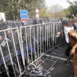 Varias personas se enfrentan a la Polícía en la frontera húngara