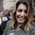 La presidenta Susana Díaz, en la concentración durante el Día de la Mujer, delante del Ayuntamiento de Sevilla el pasado 8 de marzo