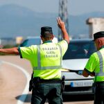 Un agente de la Guardia Civil de Tráfico da el alto a un vehículo durante un control de velocidad