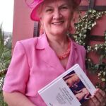 Carmen Bulzan con la antología al rumano de Alfredo Pérez Alencart