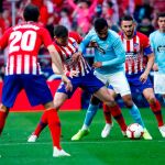 El centrocampista francés del Celta Sofiane Boufal (3d) y el centrocampista del Atlético de Madrid Saúl Ñíguez (2i) durante el partido entre el Atlético de Madrid y el Celta de Vigo