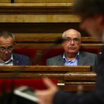 Los líderes de CSQEP, Lluís Rabell y Joan Coscubiela (i), escuchan al presidente de la Generalitat, Carles Puigdemont