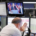 Un broker reacciona con preocupación al anuncio de la victoria de Trump, en una imagen de archivo