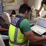 Imagen de archivo de un agente de la unidad de Ciberdelincuencia de la Policía Nacional