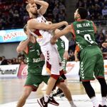 El escolta del Galatasaray Odeabank, Sinan Güle (c) pasa el balón ante la presión del base estadounidese Shane Larkin (d) y el escolta esloveno Jaka Blazic (i) del Baskonia