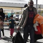 Varios migrantes desembarcan del buque noruego Siem Pilot tras su rescate a su llegada a Palermo, Sicilia (Italia)