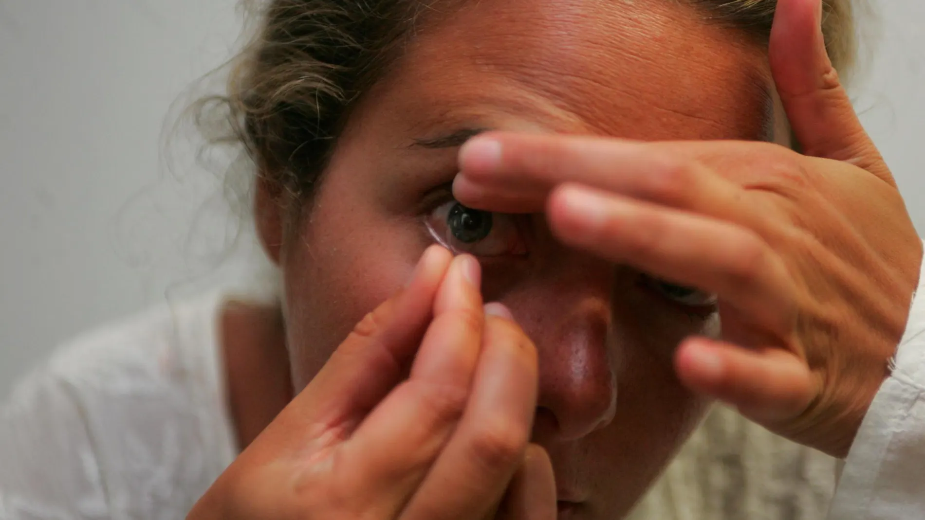 Incluso para dormir la siesta es recomendable quitarse las lentillas / Connie G. Santos