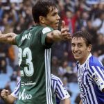 El centrocampista de la Real Sociedad Mikel Oyarzabal (d) celebra su gol marcado ante el Betis, el segundo del conjunto donostiarra