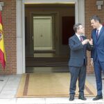 El presidente del Gobierno, Pedro Sánchez, se reunió ayer en Moncloa con el presidente de Castilla-La Mancha, Emiliano García-Page