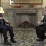 El presidente de la Generalitat entrevistado por el redactor jefe de la Cadena SER en Valencia Julián Giménez, ayer en el Palau