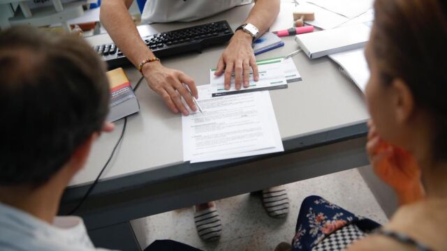 Pacientes en una consulta, en una imagen de archivo
