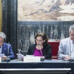 La alcaldesa Ada Colau (c) ha presidido la reunión de la Junta Local de Seguridad, a la que han asistido el delegado del Gobierno, Enric Millo (i), y el conseller de Interior, Joaquim Forn