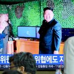 Kim Jong Un muestra el lanzamiento de un misil en un programa de televisión, ayer