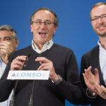 El candidato a lehendakari por el PP, Alfonso Alonso (c), acompañado por sus compañeros de partido Javier de Andrés (i) y Javier Maroto (d), tras conocerse los resultados de los comicios autonómicos