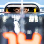 El piloto español de Fórmula Uno Fernando Alonso, de la escudería McLaren-Honda, asiste a los entrenamientos libres en el circuito de Monza, Italia