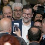 Rajoy, ayer se hace una foto con un grupo de simpatizantes en Canarias hasta donde se desplazó para un acto del PP