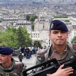 Efectivos del Ejército galo patrullan las calles de París