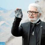 Lagerfeld, ayer en el Grand Palais de París convertido en una playa para desfilar su colección primavera-verano 2019