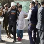 Un herido en la explosión es asistido en el lugar del atentado